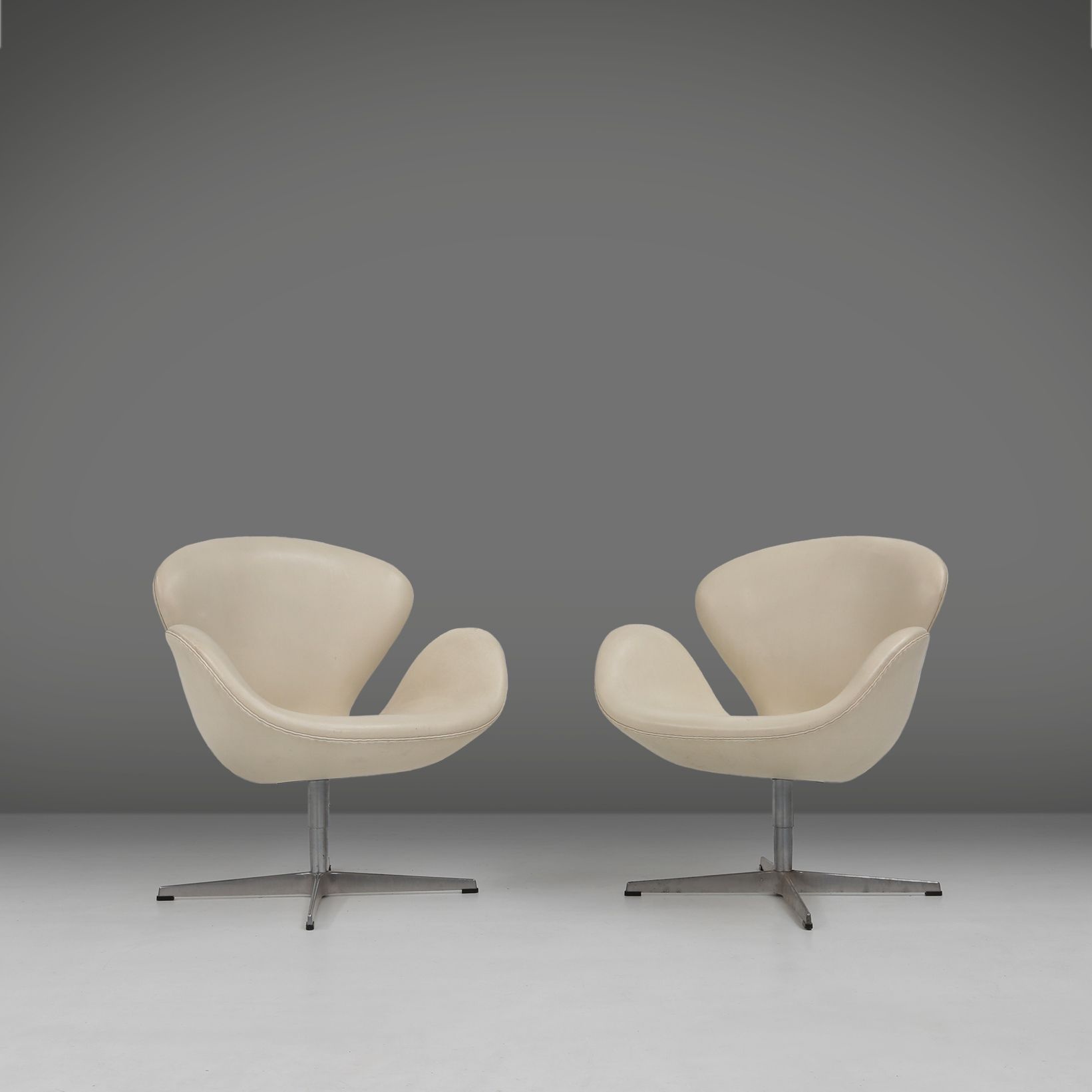 Set of Leather Swan Chairs by Arne Jacobsen for Fritz Hansen, Denmark 2006-img